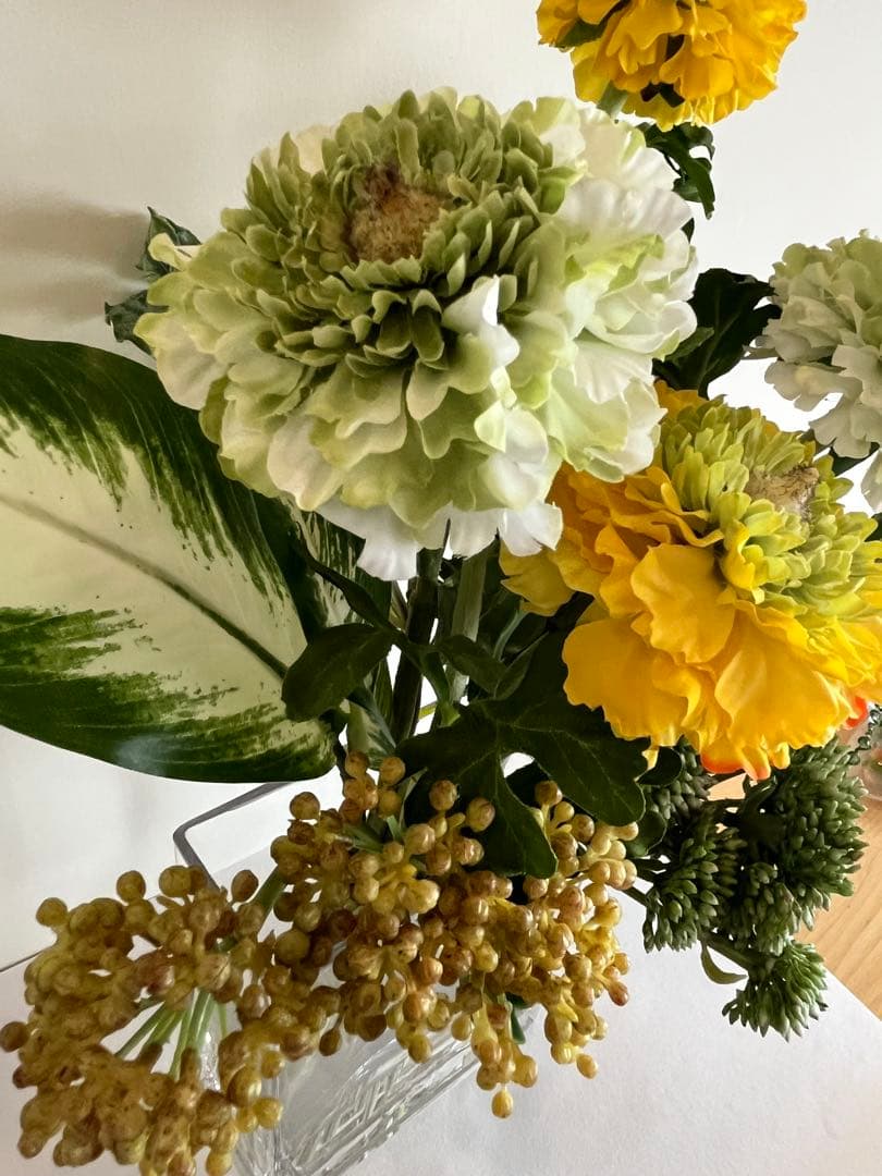 【エミリオロバ・ 春らしいラナンキュラスとグリーン… ガラス花瓶付き】