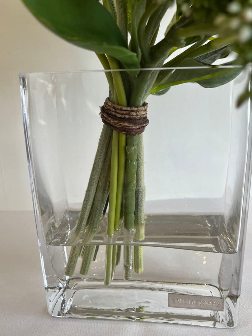 【エミリオロバ・ 春らしいラナンキュラスとグリーン… ガラス花瓶付き】