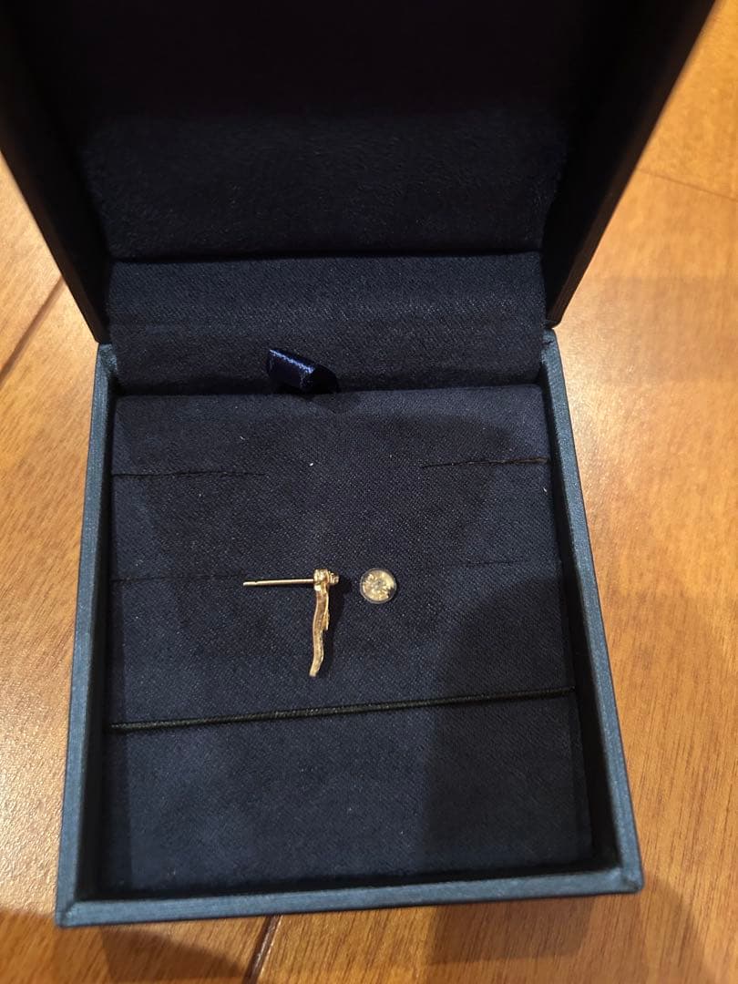 クアラントット　Eleganza ピアス　片耳　リボン　ダイヤ