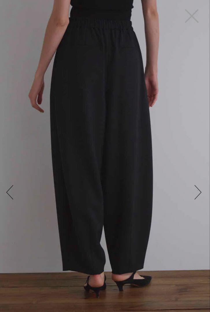 ルフィル　LE PHILタックコクーンパンツ　ハイウエスト　カーヴィ　黒