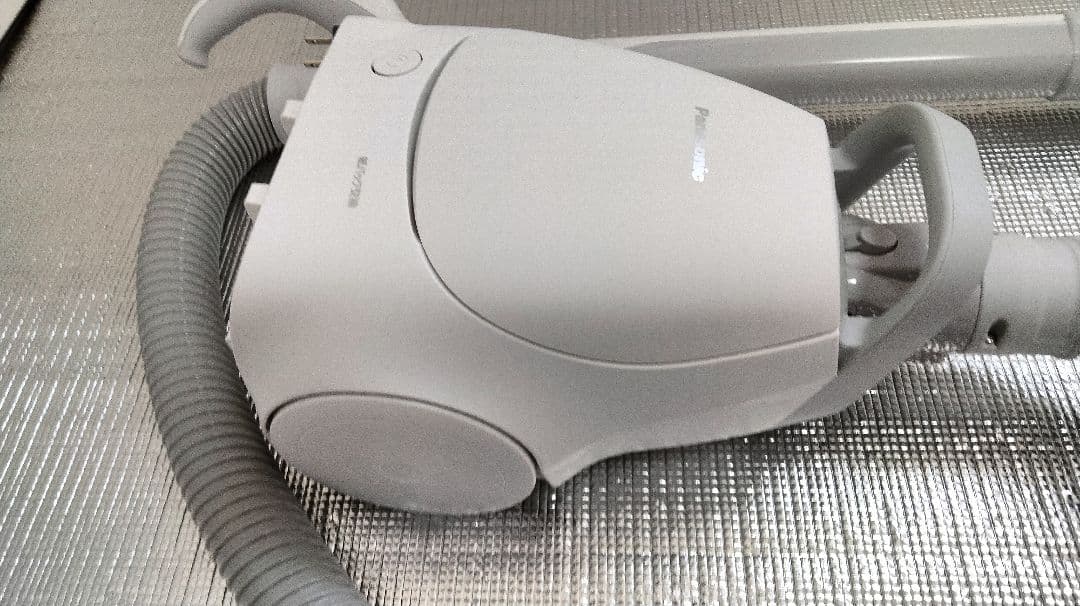 Panasonic 掃除機本体 ホワイト 美品、紙パック10枚つき