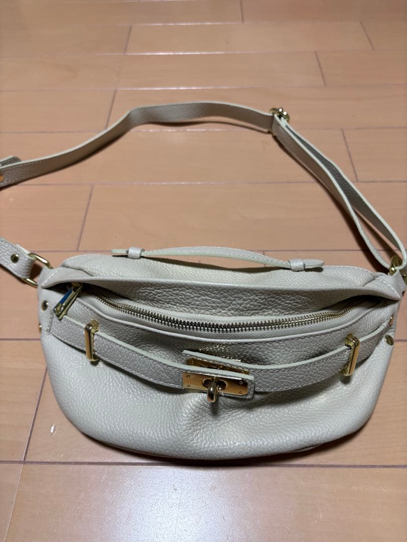 【美品】AULENTTI オウレンティ ボディバッグ