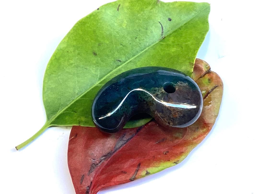 ✳国内の出雲めのう【碧玉】の最高峰勾玉でしょう‼️ 天然石 浮き草文様 鑑別書付