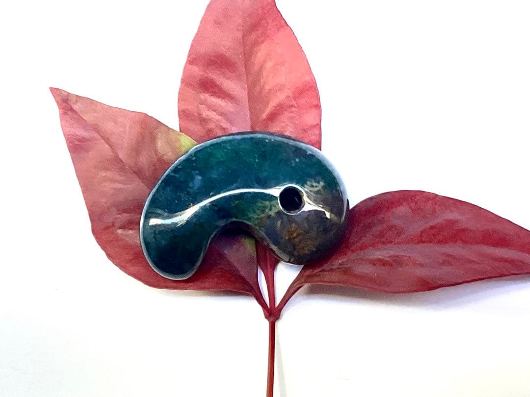 ✳国内の出雲めのう【碧玉】の最高峰勾玉でしょう‼️ 天然石 浮き草文様 鑑別書付