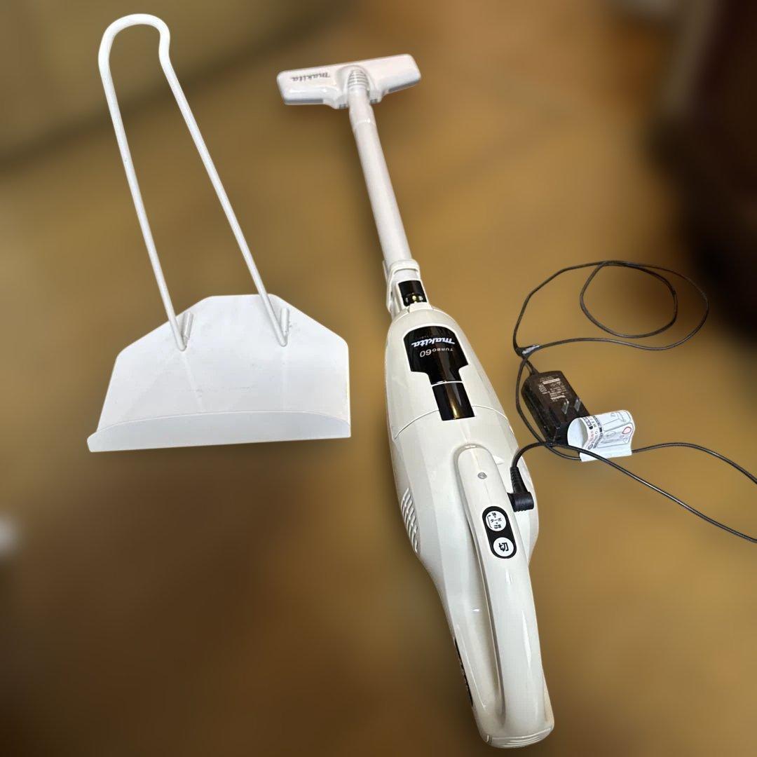 Makita turbo 60 充電式クリーナーアイボリー　スチールスタンド付き