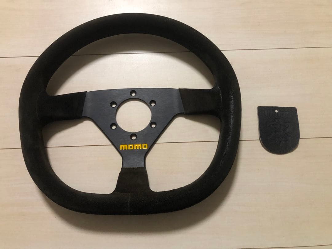 momo ステアリングホイール