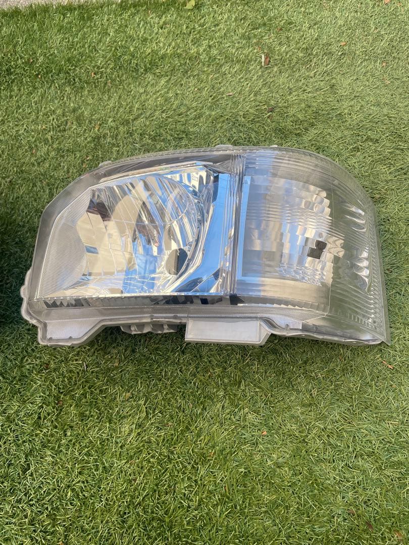 ハイエース4型以降の純正ヘッドライト　LEDではありません。