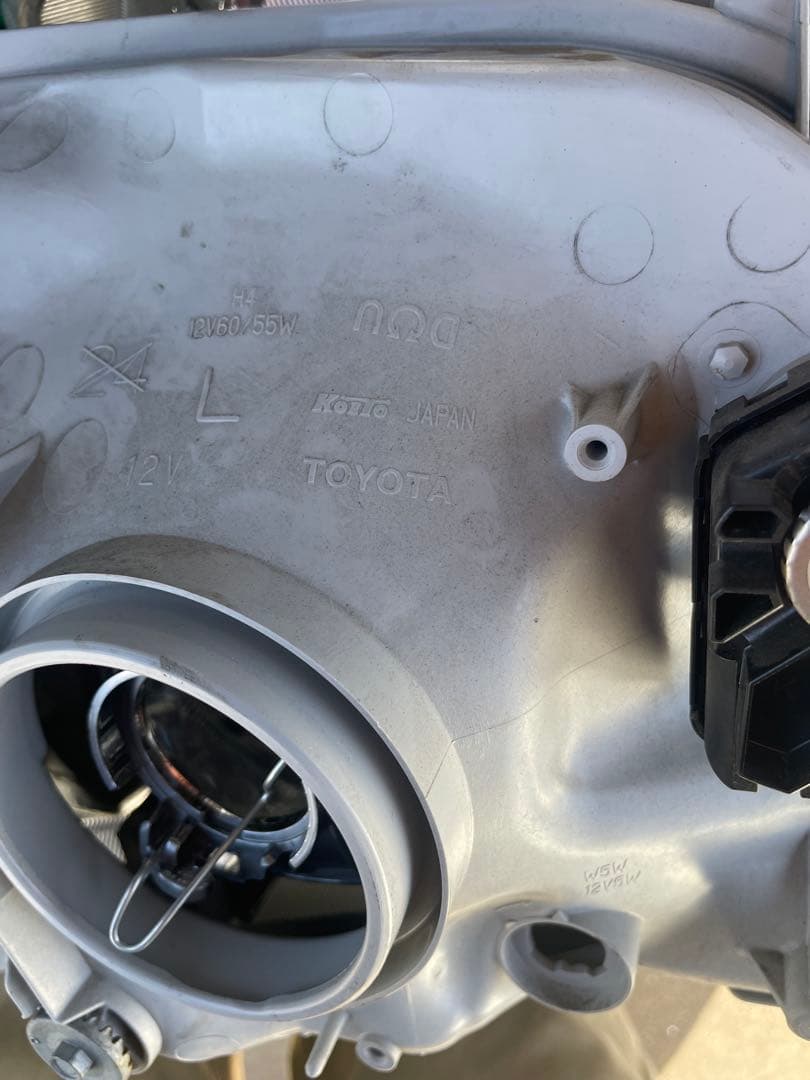 ハイエース4型以降の純正ヘッドライト　LEDではありません。