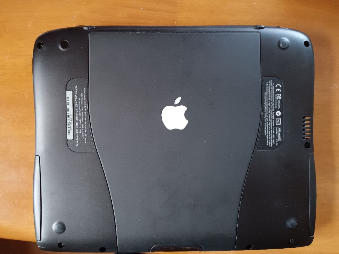 Apple MacBook 本体のみ【ジャンク】　ケース付き