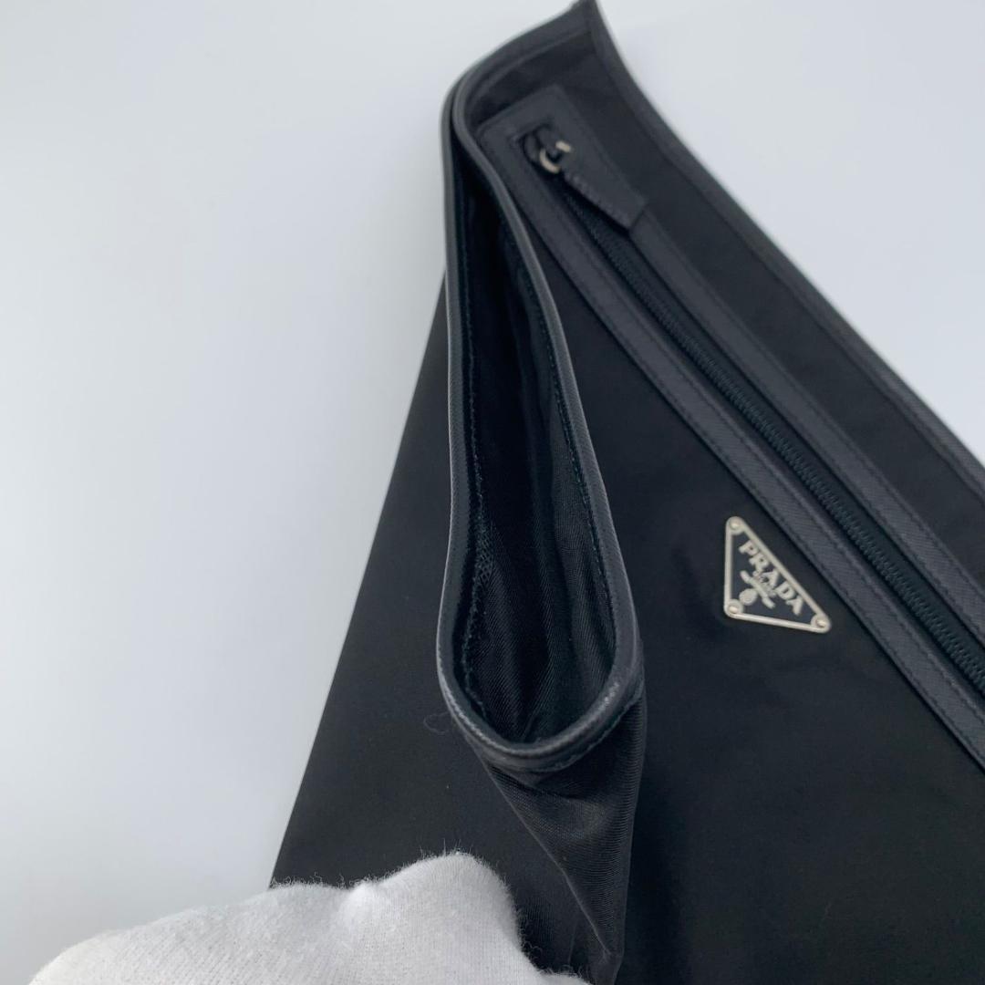 美品✨PRADA 大容量 クラッチバッグ 三角ロゴプレート テスートナイロン