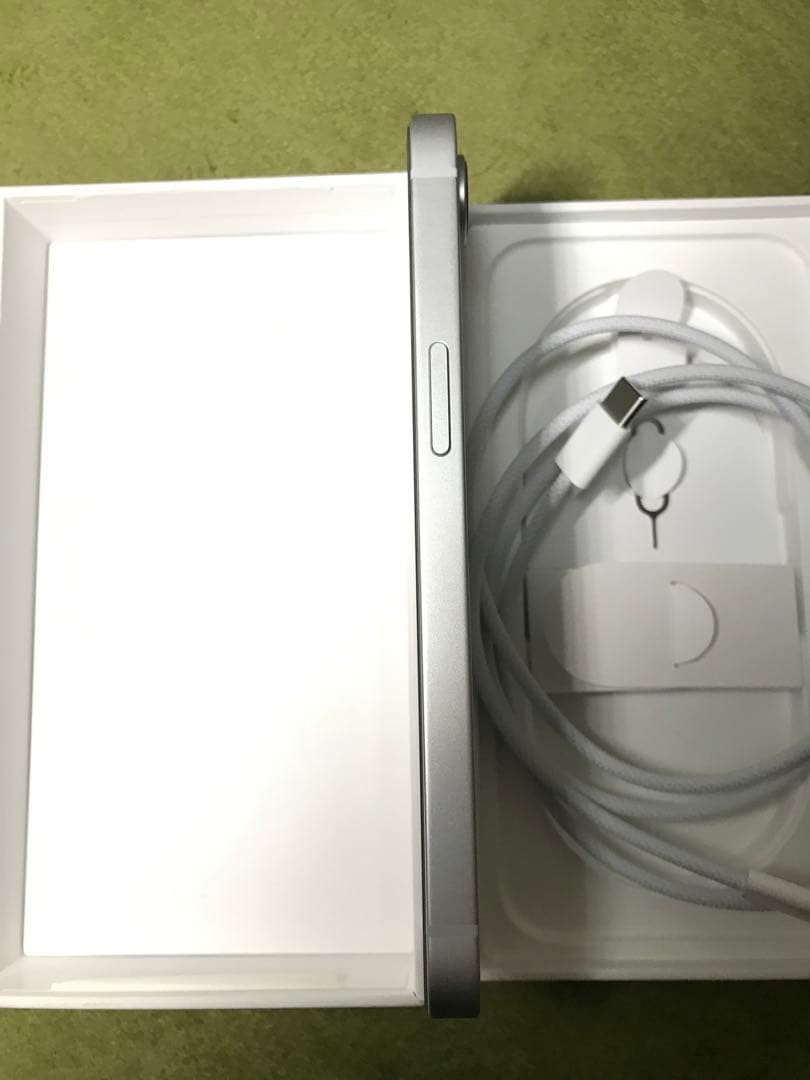 超美品！Apple iPhone16e 128GB ホワイト　エアージャケット付