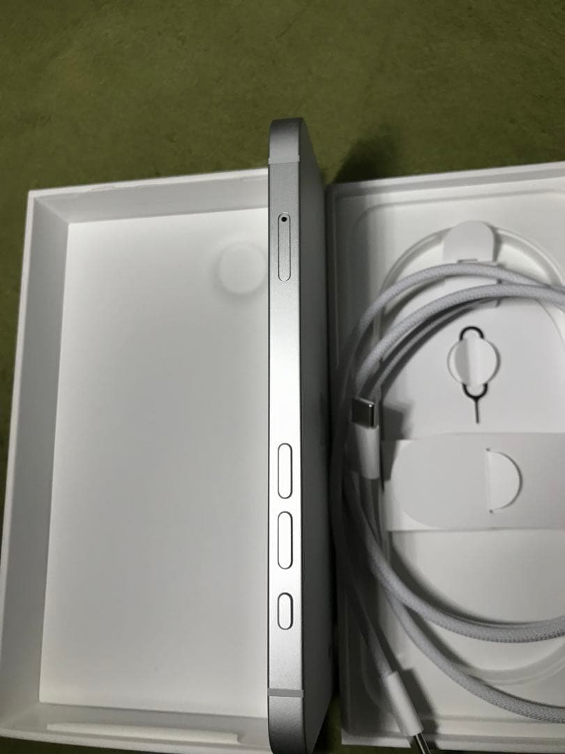 超美品！Apple iPhone16e 128GB ホワイト　エアージャケット付