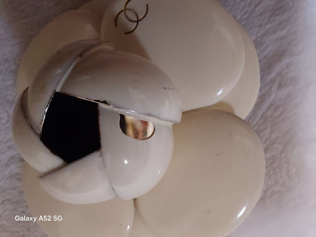 CHANEL アイボリーフラワーブローチ