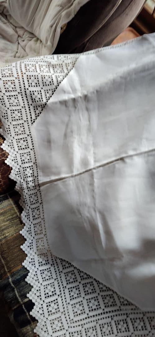 ロンドンでみつけた手編みレースのテーブルクロス