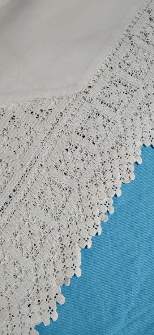 ロンドンでみつけた手編みレースのテーブルクロス