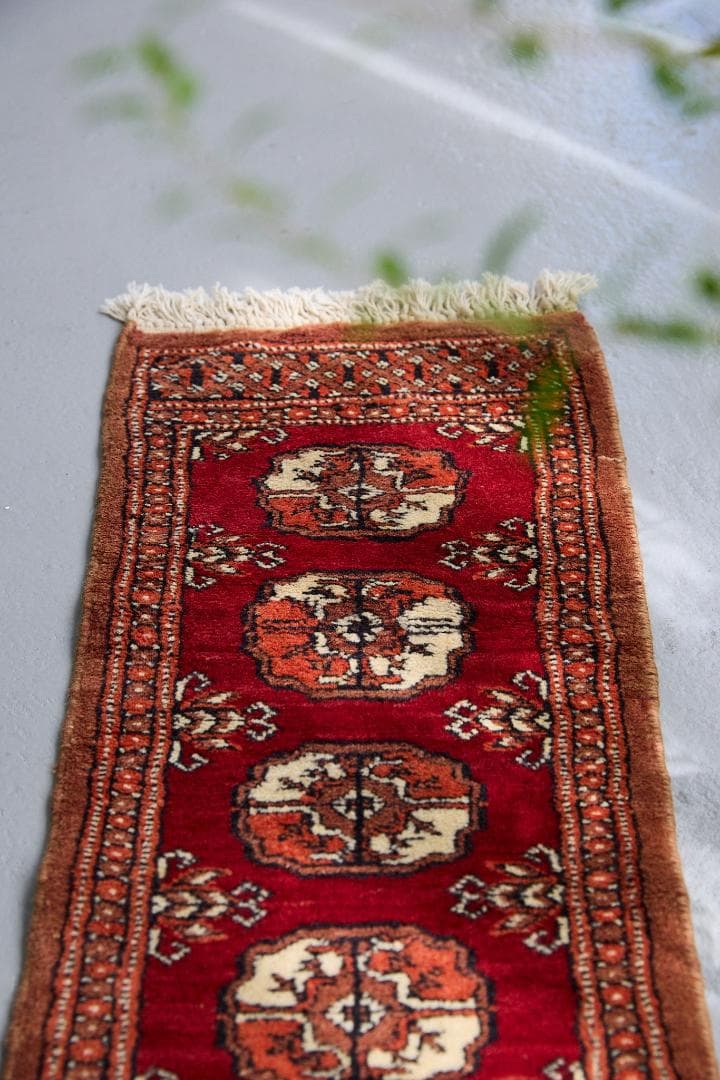 ヴィンテージラグ　トライバルラグ　パキスタン（95×33cm）赤　茶　オレンジ