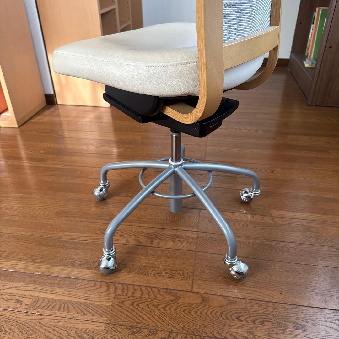 カリモク　デスクチェア　白（アイボリー）　XT4100HS