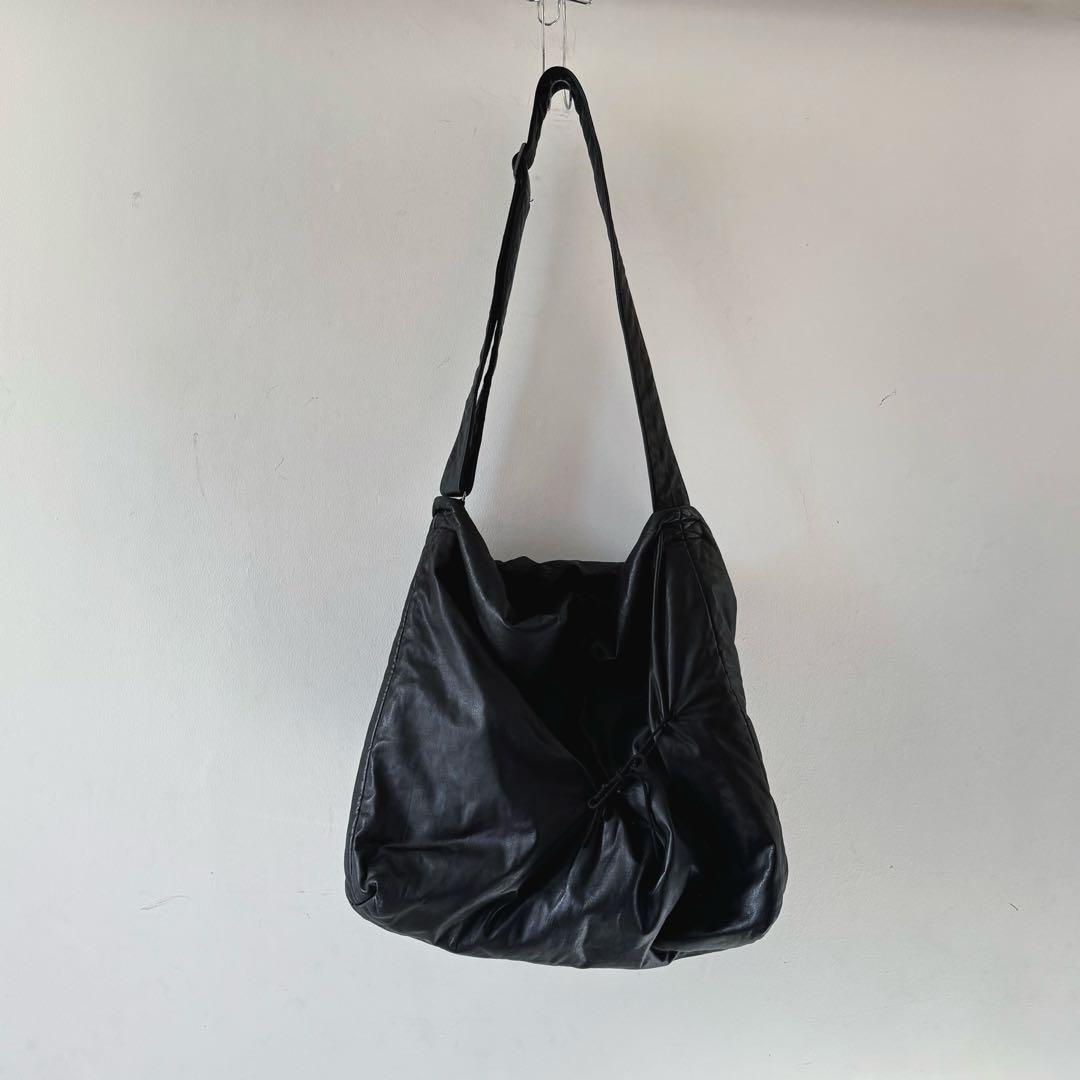 バッグ Discord Batt shoulder Black leather