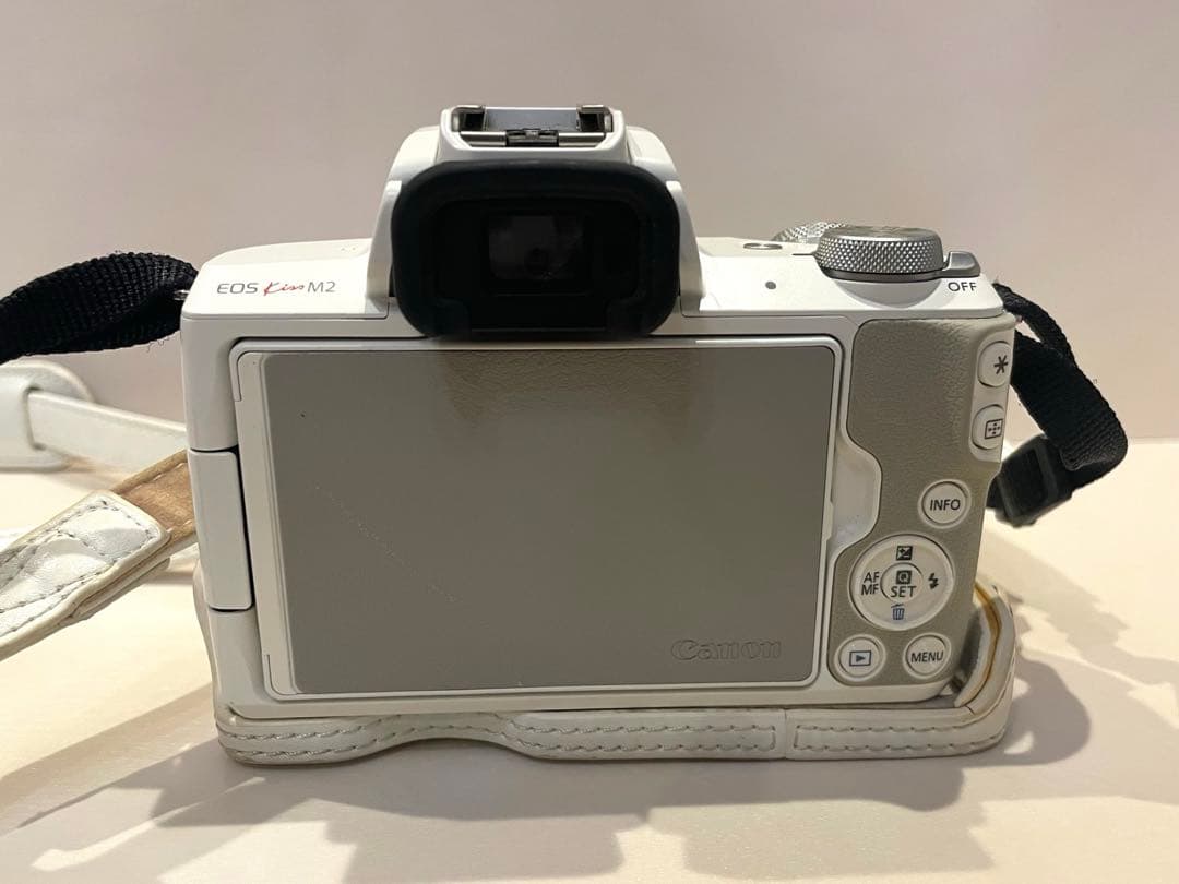 Canon EOS Kiss M2 キャノン　ホワイト