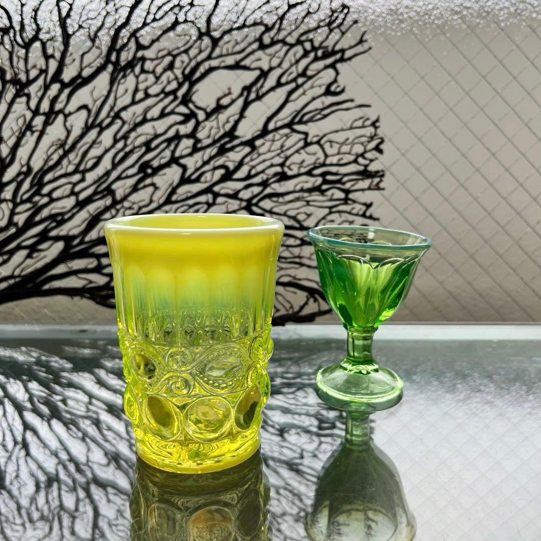 骨董　時代プレス　乳白色暈し　カナリアイエロー　コップ　ゴブレット　ウラン