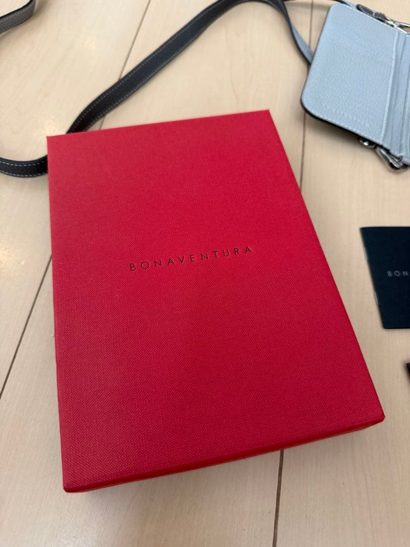 iPhone15Pro ほぼ新品 ボナベンチュラ手帳型（ショルダー付き）