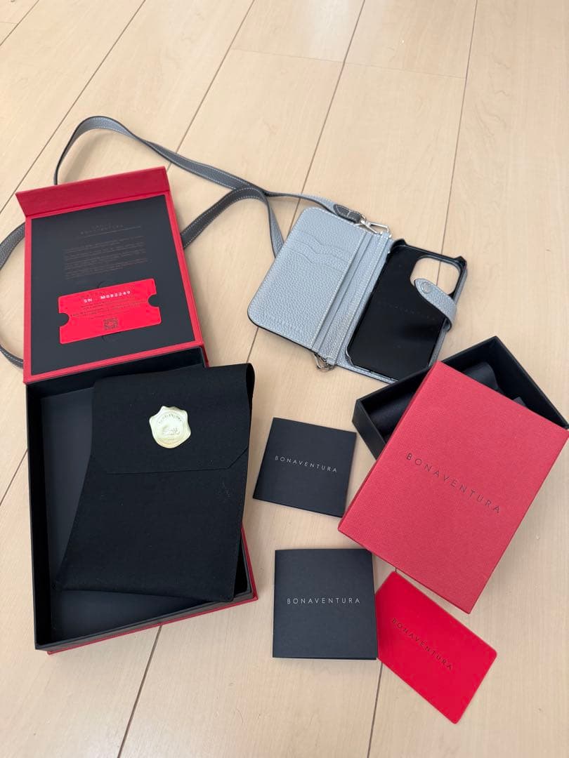 iPhone15Pro ほぼ新品 ボナベンチュラ手帳型（ショルダー付き）