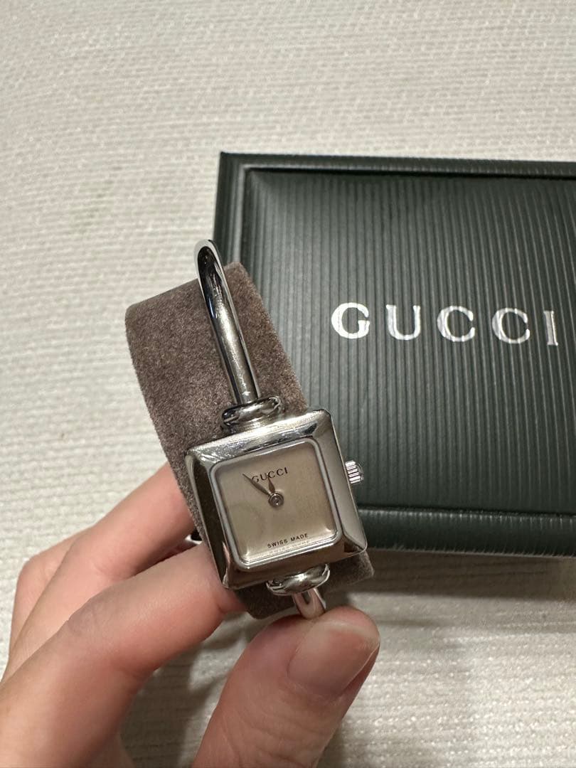 GUCCI シルバー スクエア型時計　箱付き　美品