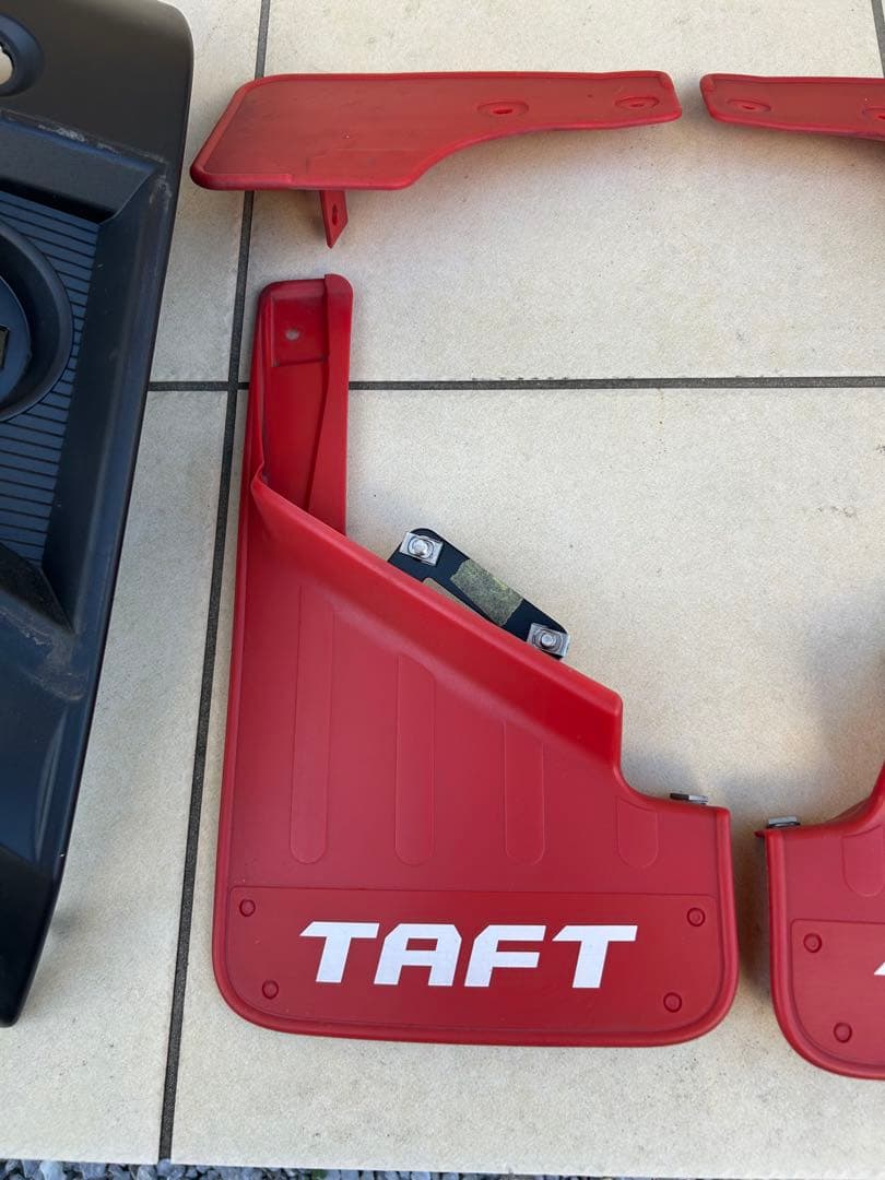 ダイハツ タフト TAFT 純正マッドガード レッド