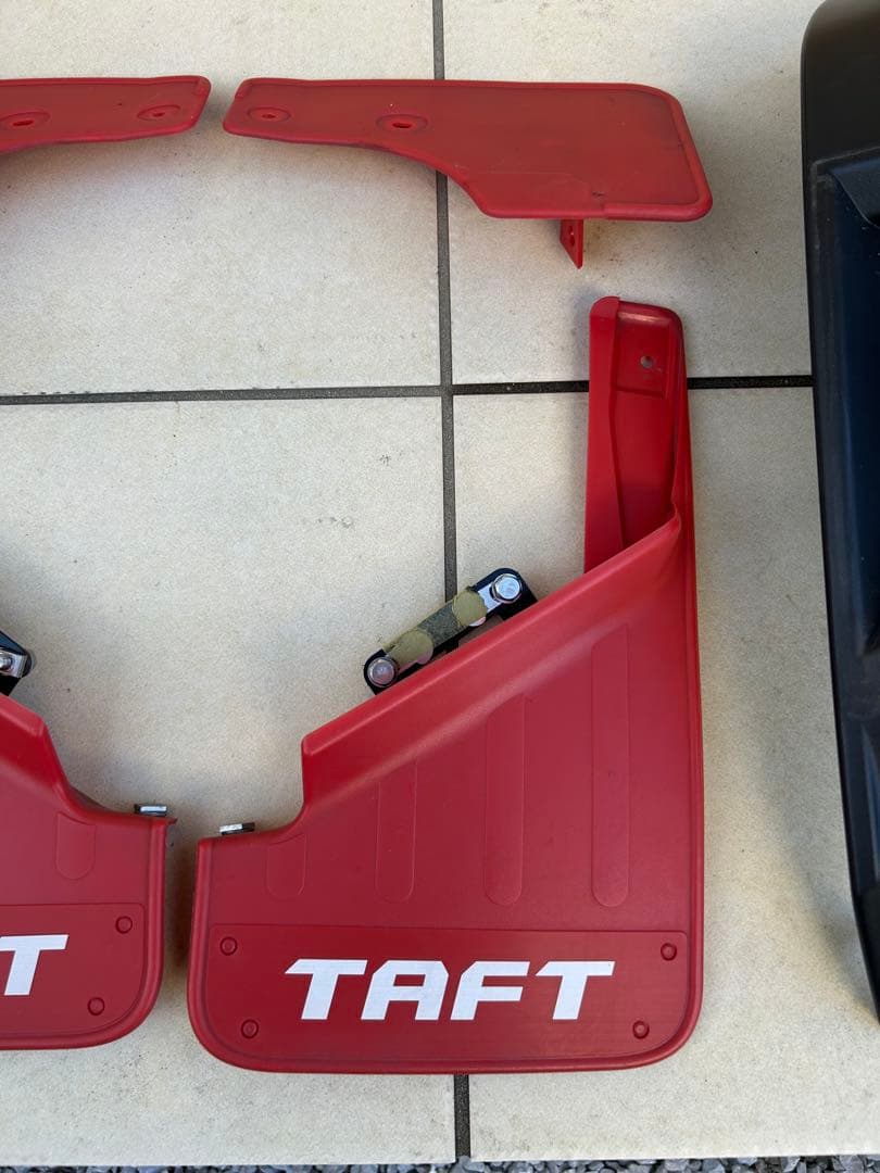 ダイハツ タフト TAFT 純正マッドガード レッド