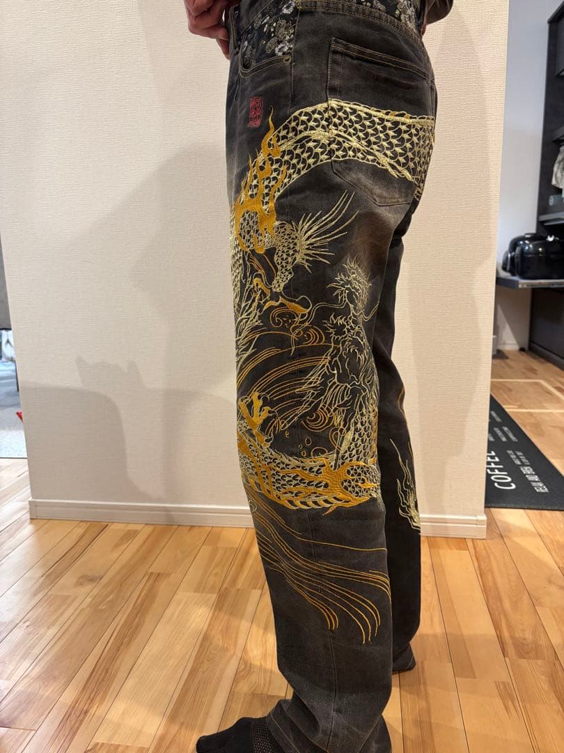お値下げ　絡繰魂　金糸 刺繍ドラゴン刺繍 黒 ストレートパンツ