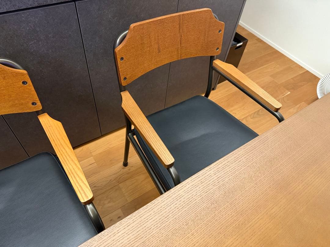 ウニコ　unico 木製アームの黒いダイニングチェア