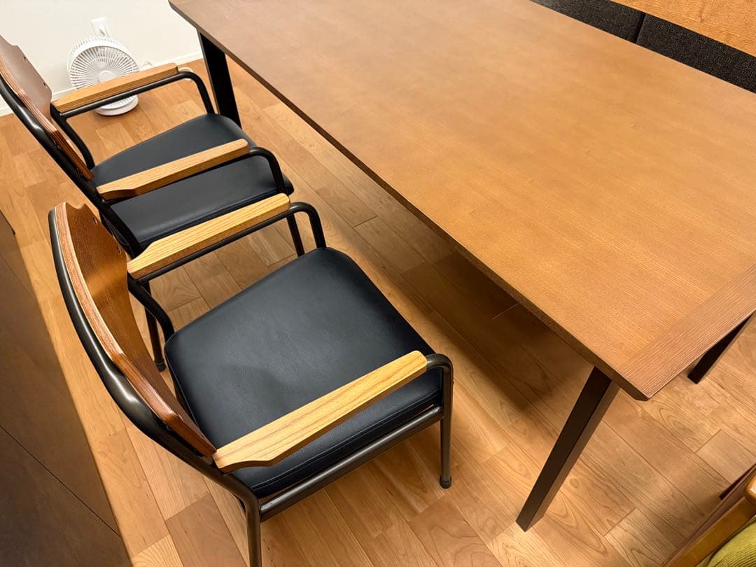 ウニコ　unico 木製アームの黒いダイニングチェア