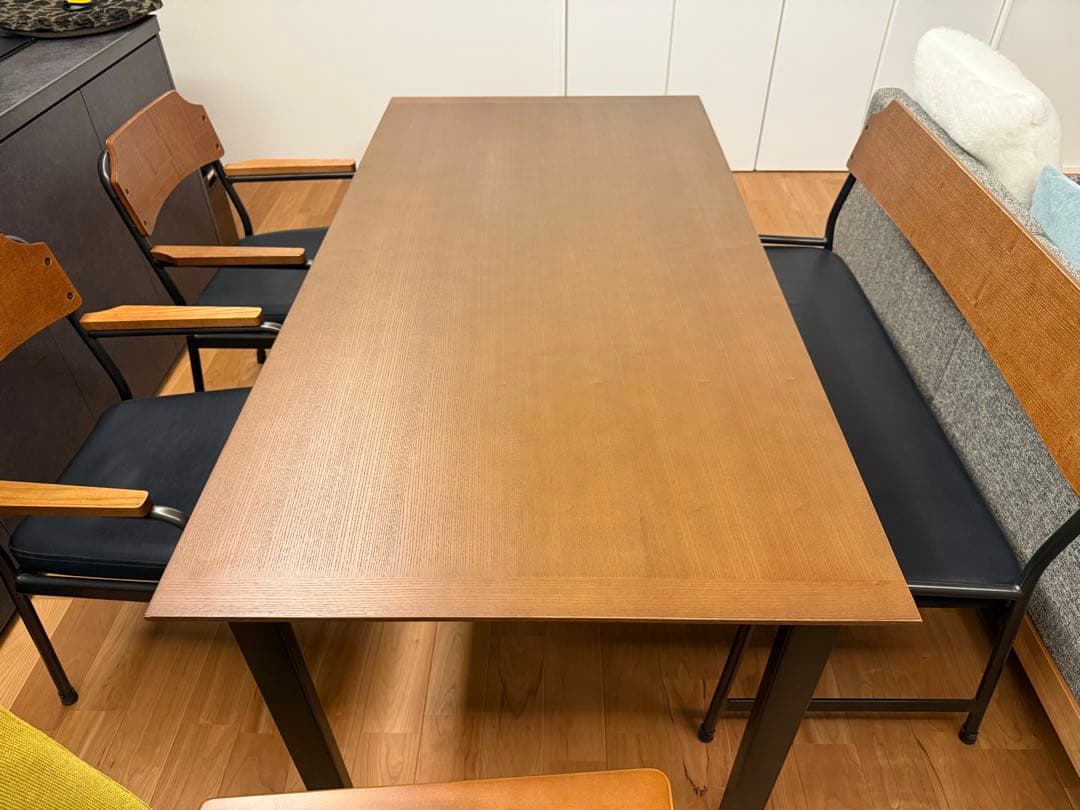 ウニコ　unico 木製アームの黒いダイニングチェア