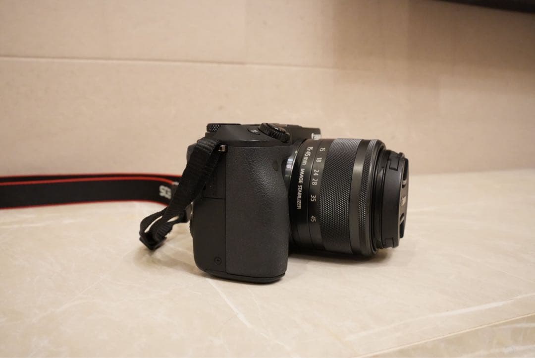 Canon EOS M3 ズームレンズとシグマ単焦点レンズ付き