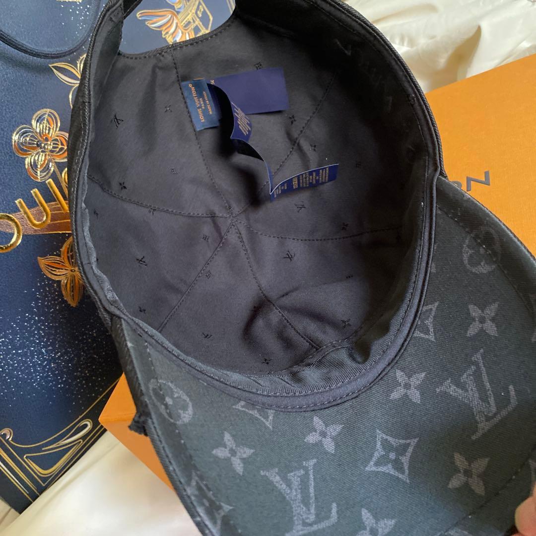 ルイヴィトンの新作キャップです。 一度も使用してなく綺麗な状態です✨️