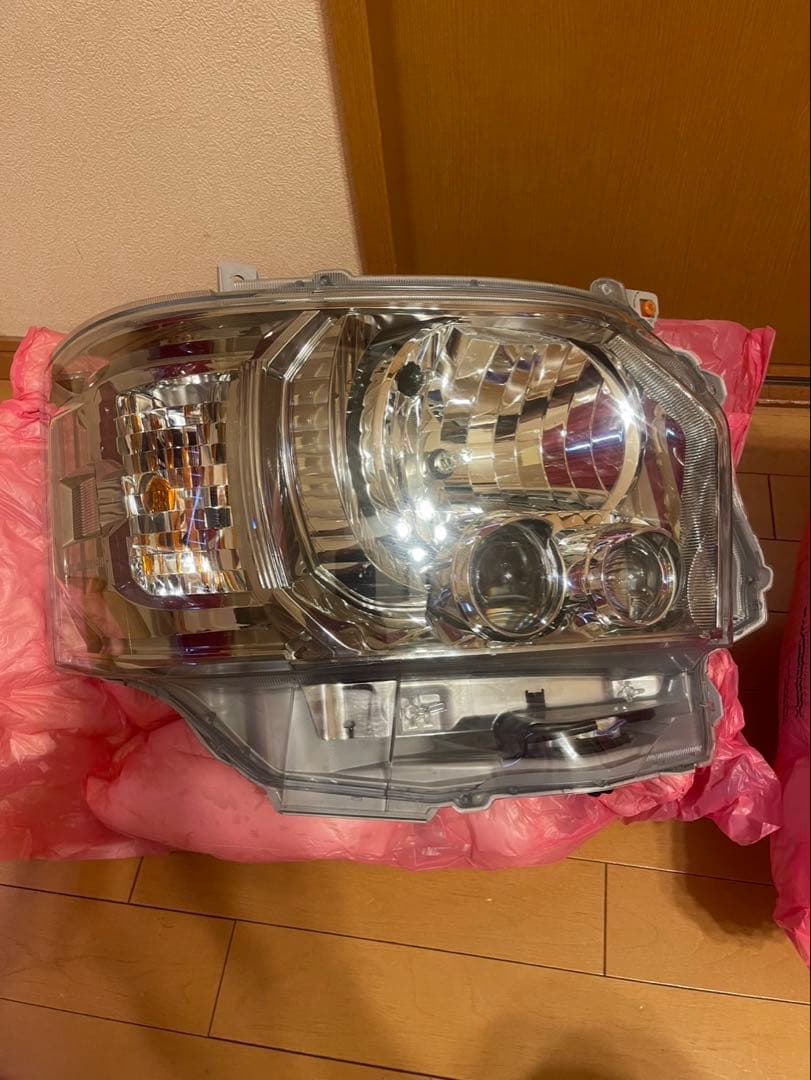 ハイエース 200系7型ダークプライムⅡ 純正ヘッドライト