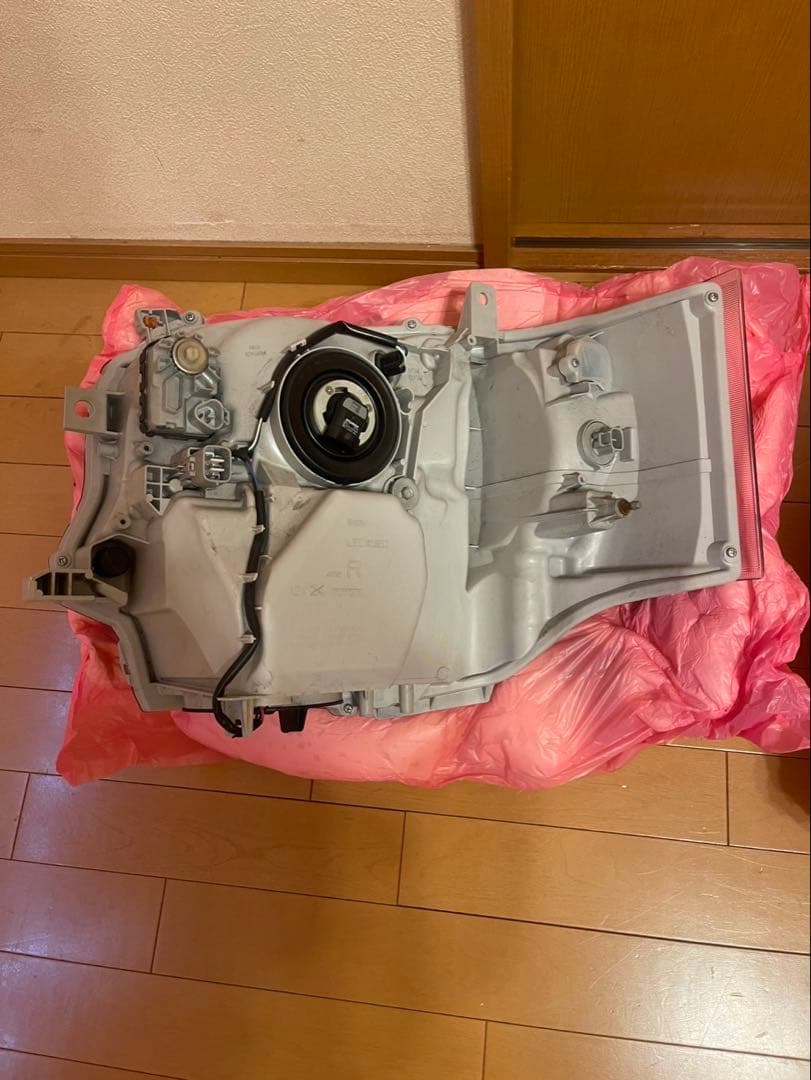 ハイエース 200系7型ダークプライムⅡ 純正ヘッドライト