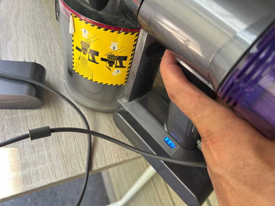 Dyson V8 Slim Fluffy スティッククリーナー本体