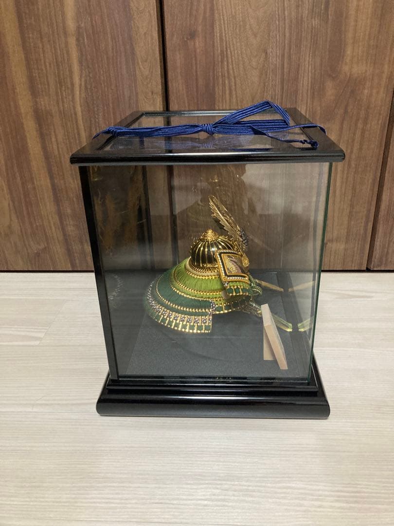 五月人形 伝統的な武士の兜 ケース付き