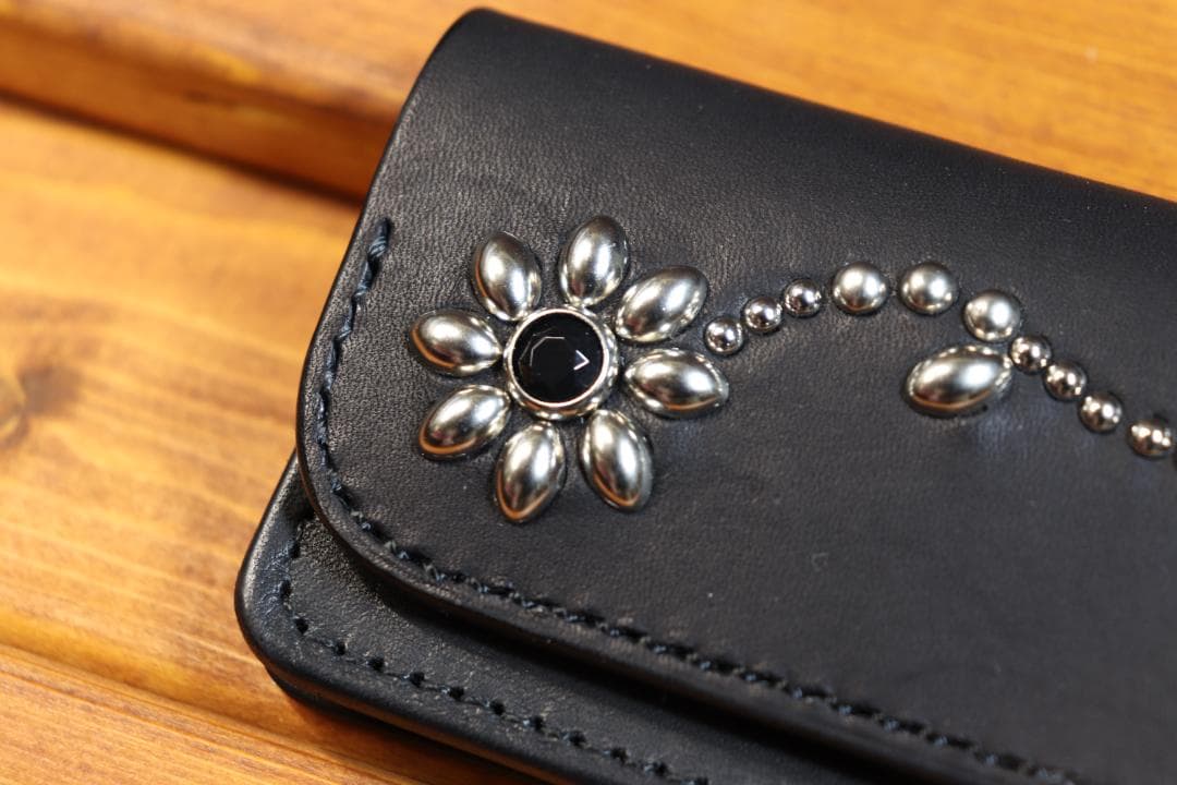 フラワースタッズ ミニトラッカーウォレット ハトメ小判カン付き