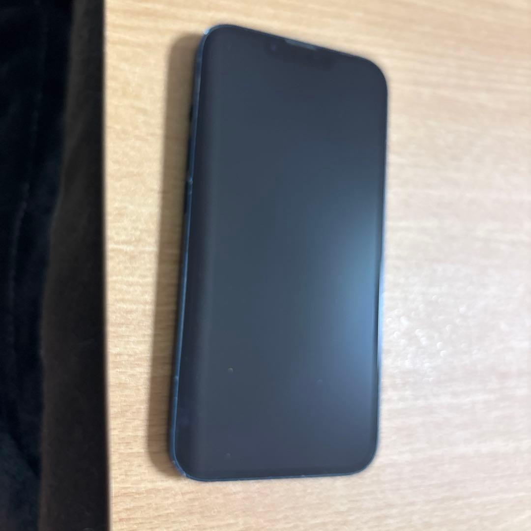 Apple iPhone 13 ミッドナイト　背面割れあり
