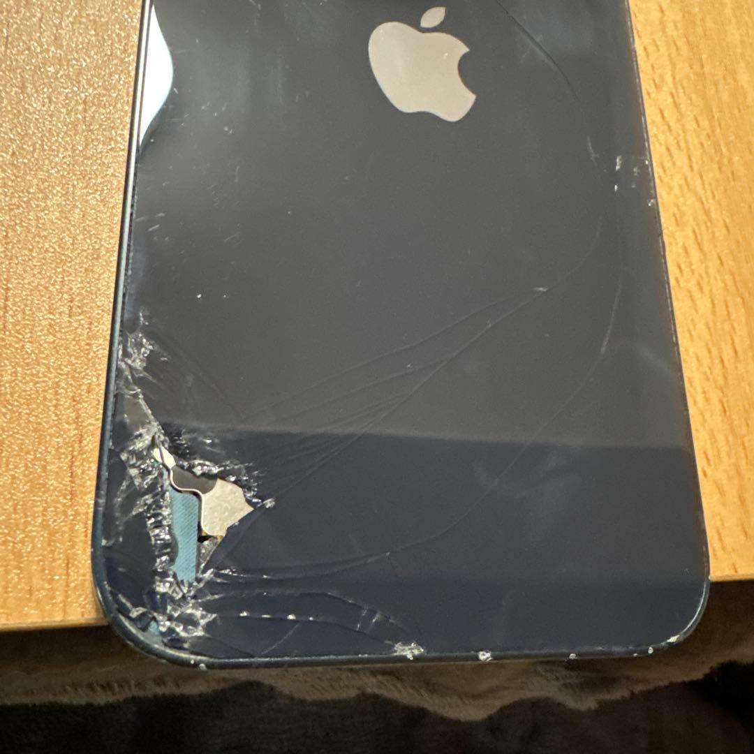 Apple iPhone 13 ミッドナイト　背面割れあり