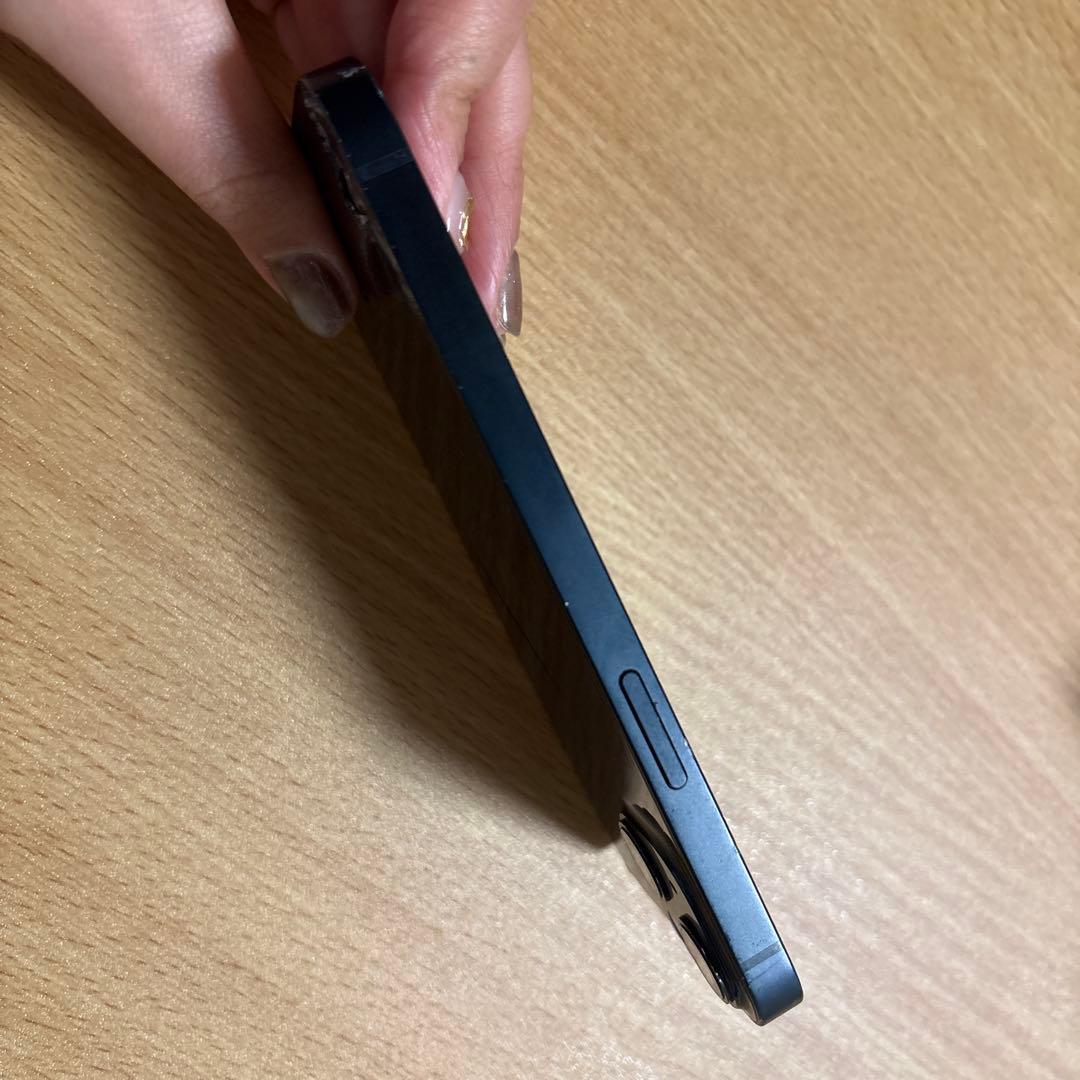 Apple iPhone 13 ミッドナイト　背面割れあり