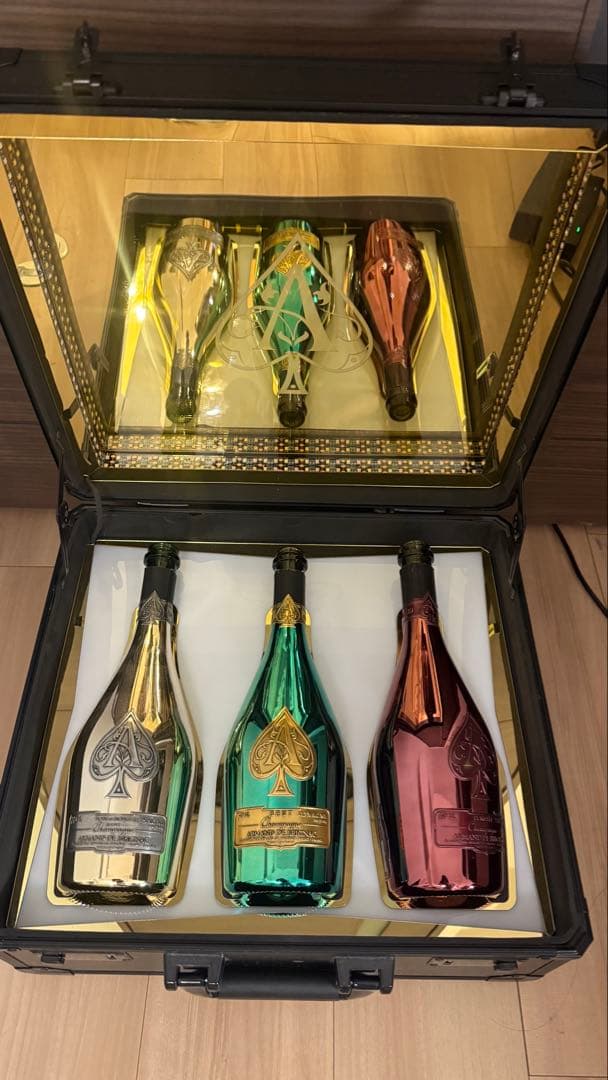 アルマンドアタッシュケース空瓶入り