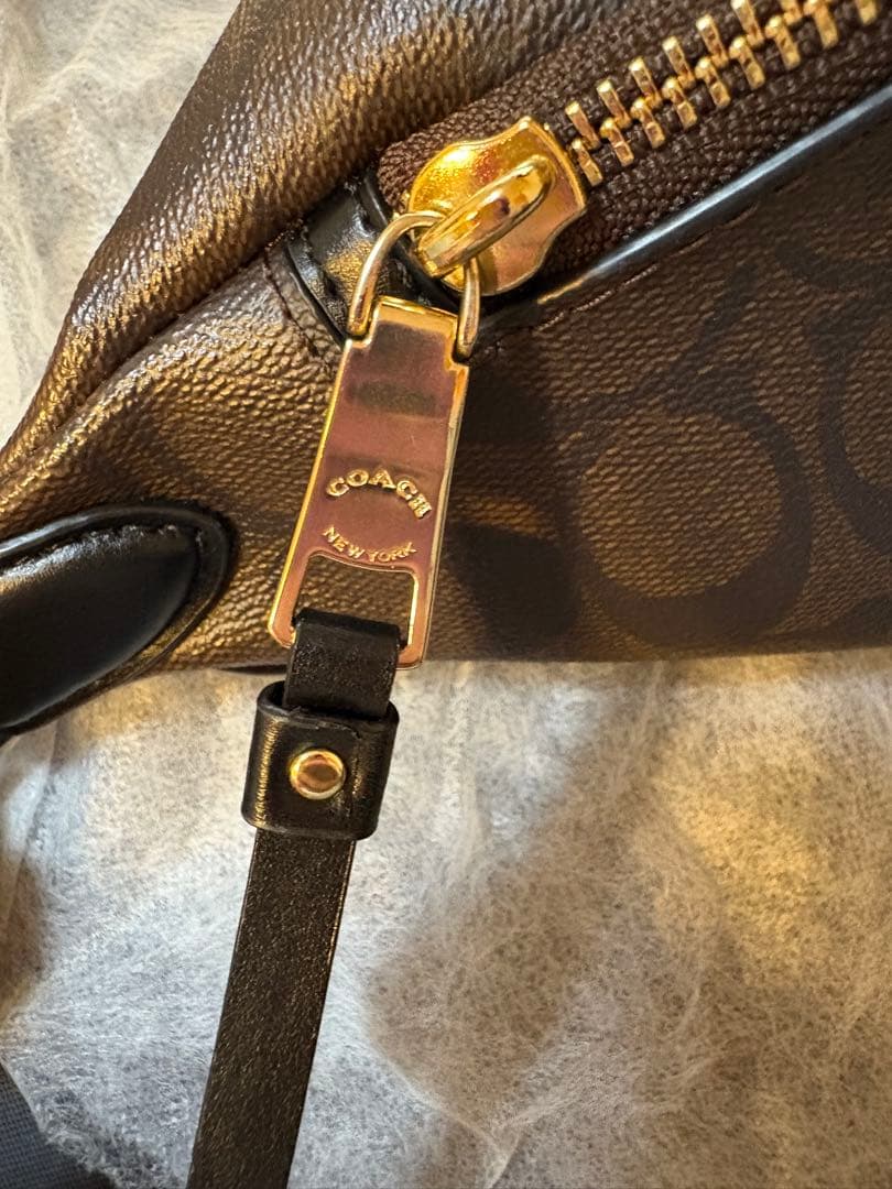 週末価格コーチ　ボディバッグ
