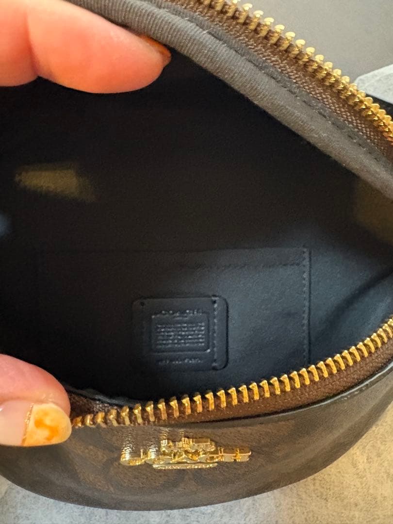 週末価格コーチ　ボディバッグ