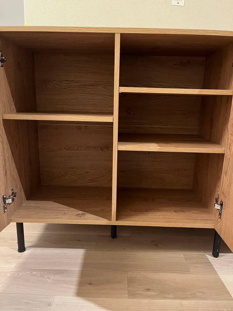 ラタン扉のモダンキャビネット