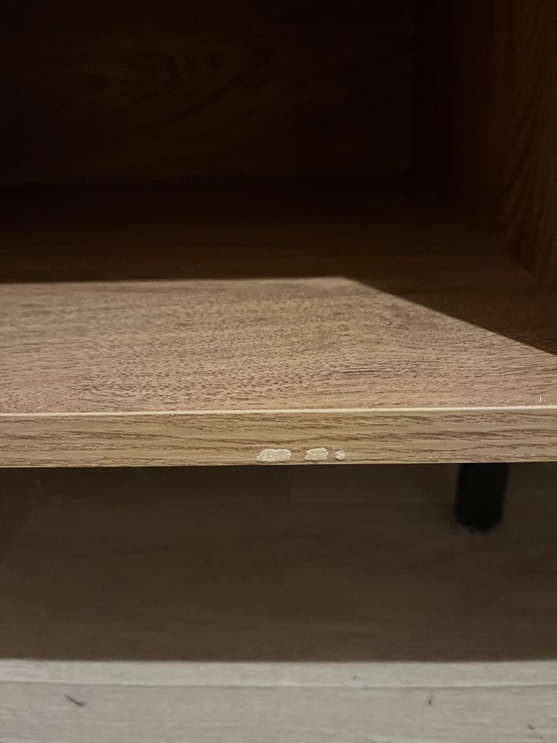 ラタン扉のモダンキャビネット