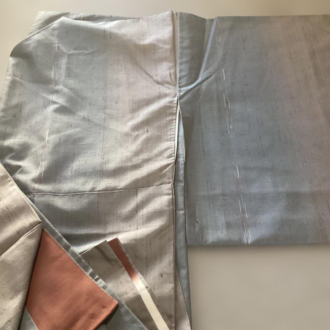 高級紬地　袷小紋　ブルーグレーからベージュへのグラデーション　高度な技術の縦筋