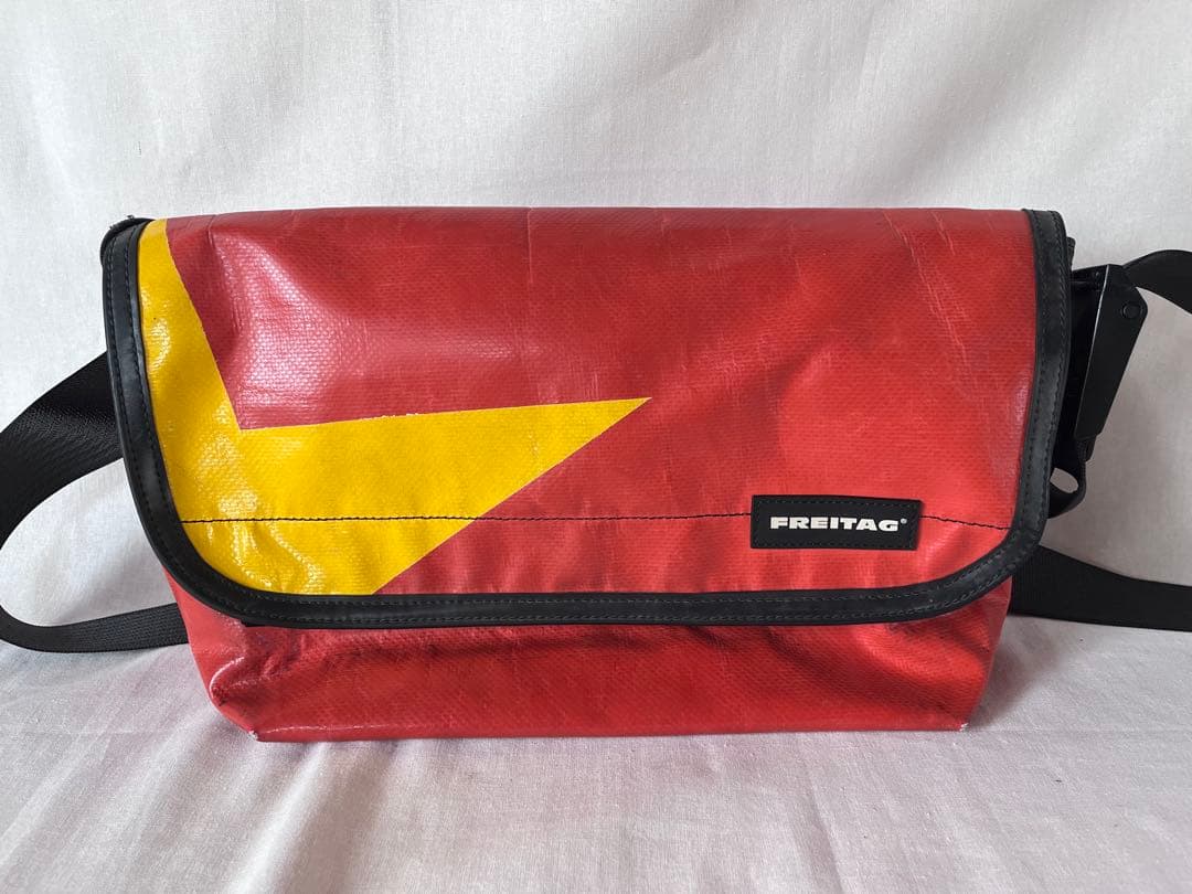 FREITAG メッセンジャーバッグ 赤/黄色
